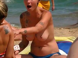 Super Frau Oben ohne am Strand