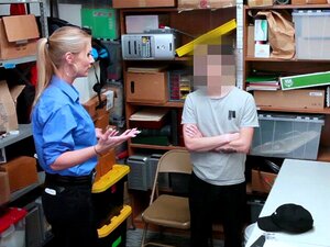 Grote tieten politieagente neukt haar getatoeëerde grote lul