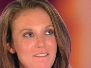 Interracial Swinger sexy Damen stöhnen laut beim Gruppensex.