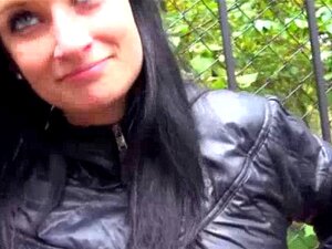 Echte getrokken tsjechische amateur geeft pijpbeurt