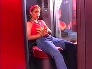 Färsk brud fingrar sin läckra våta fitta., Vacker färsk brud ser