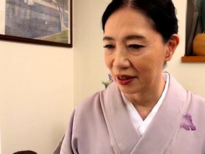 Reife japanische Ehefrau lässt sich ihren haarigen Pfirsich spielen