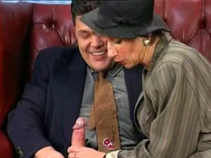 Äitini rakastaa syvää anaaliseksiä