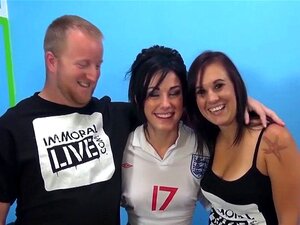 Jennifer White teilt ihren Schwanz. Jennifer White teilt ihren Schwanz