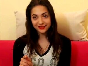 Ihana pienitissinen brunette sormeilee pilluaan,
