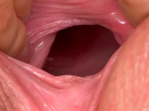 Atemberaubender tschechischer Honig ist ein klaffend rasierter Riss