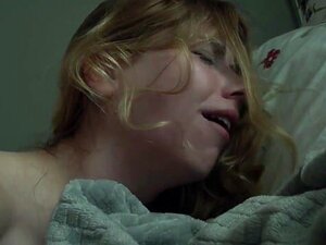 Onderworpen mooie meid wordt hard geneukt in al haar gaten