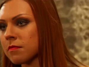 Ausgezogene Lesbe zusammen gefesselt und hart ausgepeitscht