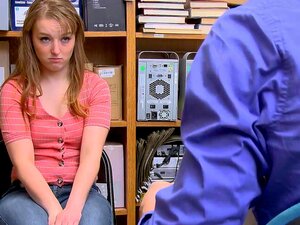 Hübsche Ladendiebin Cleo Clementine wird vom Polizisten bestraft