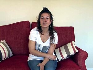 Lisandra mostra il suo corpo peloso sulla sua sedia rossa