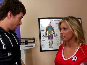 Brazzers - Die fitte Süße Samantha Saint bekommt beim Fußballen