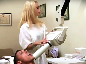 Genieße, wie diese zierliche Blondine ihre zahnärztlichen