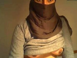 Arabische Ehefrau zeigt ihre rasierte Muschi