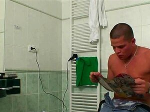 Knubbig styvmamma tar det i badrummet