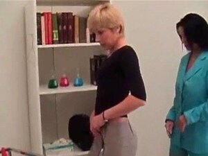 Blondine und Brünette werden in Arsch und Muschi gefickt