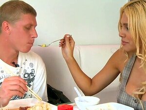 Kille fyller blonda carmel moore och knullar henne hårt. Våt fitta