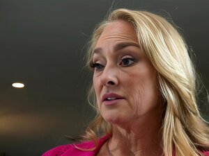 Die sexy Mama meines Verbündeten, Wendy Raine, zeigt mir, wie es ist,