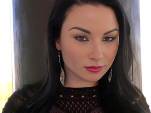 Ravenhaired babe reitet großen schwarzen Schwanz auf beide