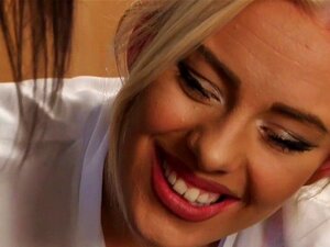 Cfnm brit-babes ydmyker. Cfnm brit-babes ydmyker kollega med