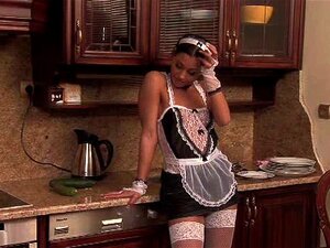SDRUWS2 - Sexy Dienstmädchen masturbiert in der Küche mit Gemüse