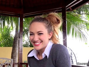 Brünette Studentin Samantha Hayes lernt am Wasser, als ein Fremder