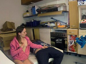 Sie fickt diesen Hobo in einem schmutzigen Keller bis zum Crampie