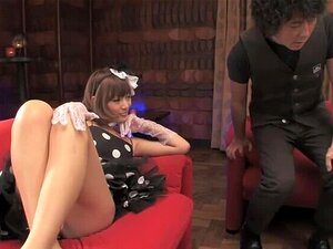 Kaunis japanilainen tyttö toteuttaa likaiset kinky-unelmansa