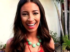 Die lateinamerikanische Schönheit Cameron Canela lutscht den großen