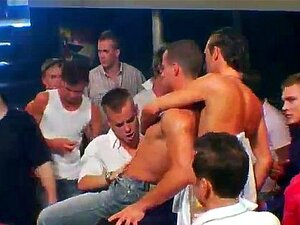Момци дркају у групама и аналном сексу