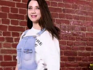 Die süße Nataha Normalek zieht sich aus, um zu masturbieren