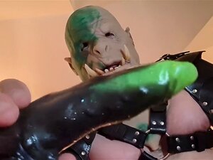 Orc Top benutzt zum ersten Mal Dildo und liebt es!