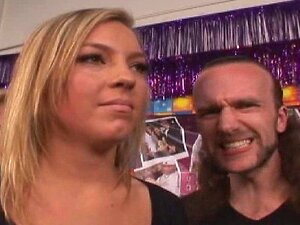 Natürlich fitte blonde Babe Ally Kay bläst ihrem Fan einen