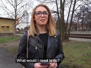 Öffentlicher Agent Süße süße brünette Haare zeigen gerne ihre