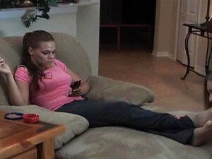 Feticismo lesbico dei piedi: Lexi adora il piede di nylon di Cory dopo