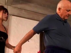 Ehemann sieht, wie seine heiße Frau von einem großen Schwanz gefickt