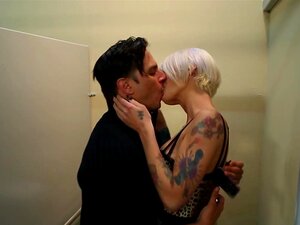 BurningAngel Punk-Mädchen lutscht Schwanz im Restaurant-Badezimmer