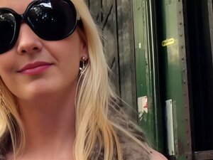 Höhepunkt gezogenes ungarisches Babe im Freien im park facialisiert