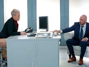 Kurzhaarige Frau verführt ihren Angestellten - Ryan Keely, Johnny