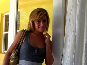 Schöne Babe führt Schwanzlutschen durch. Schöne, aber freche Babe