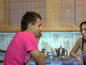 Tyttöystävä ratsastaa eroottisella kyrvällä, jätkä on todella