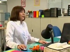 Geile Japanse meid Yuma Asami in verbluffende secretaresse JAV clip