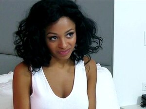 Geniet van elke centimeter van deze ondeugende ebony babe terwijl ze