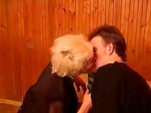 Blonde Oma bekommt eine Creampie