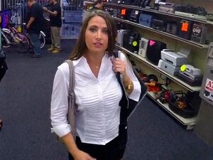 Une énorme brune amateur au cul baisée dans un prêteur sur gages