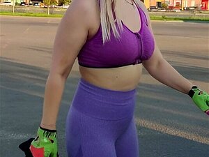 Öffentliche riskante Blitze, während Leute in der Nähe sind)