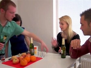 Starke Erektion für heißen Sex. Der Typ bekommt einen harten und