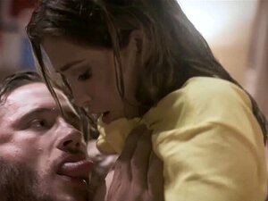 Neugierige Schlampe betrügt ihren Freund mit einem älteren,