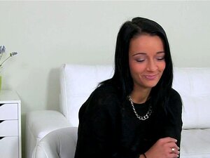 Brunette sexy se fait baiser comme une amatrice lors d'un casting