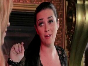 Девојка са огромним сисама има своју