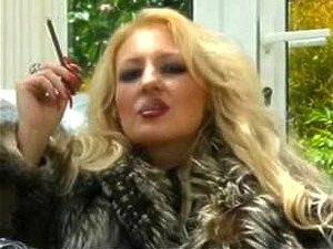 Edle Hure im Pelz neckt und raucht mehr 120's / Raucherfetisch - keine